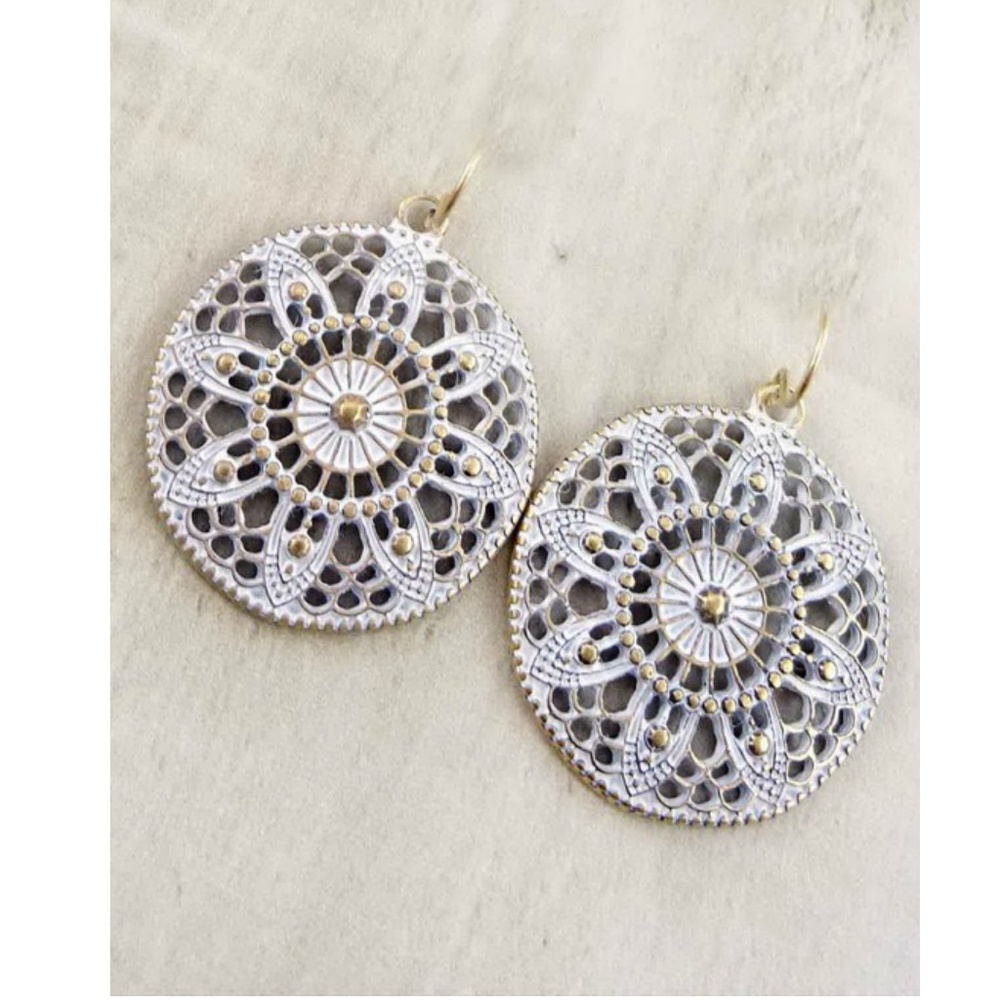 White plated filigree disc earrings - Picture 1 of 3